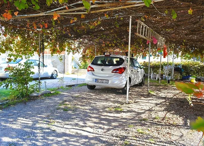 Vela * Μακάρσκα